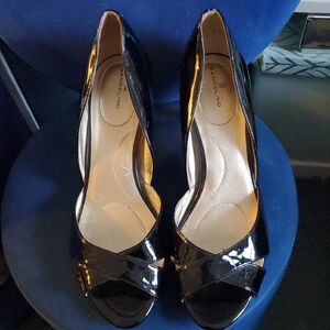 Bandolino Women's Glossy Black Peep Toe Heels